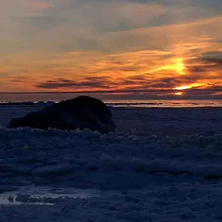 Marjaniemi - Rantasumppu 2 With Sauna & Air Conditioning 샬레